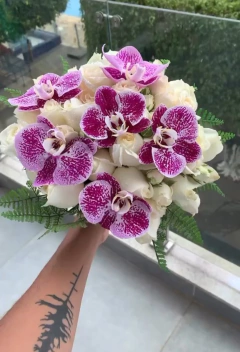 buque de noiva com orquídea e rosas branca