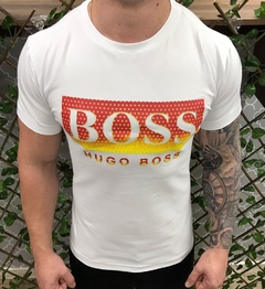 estampa branca em camiseta preta