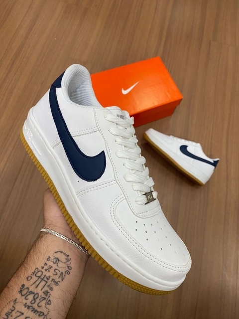 Nike Air Force Branco e Azul Marinho - solado caramelo