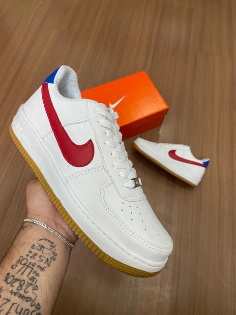 Nike Air Force Branco Vermelho e Azul - solado caramelo