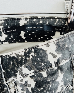 001239 . Pantalón reptil engomado Zara T.2 - tienda online