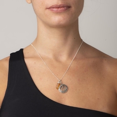 Pedra do signo de Libra: colar com pingente de citrino + medalhinha - comprar online