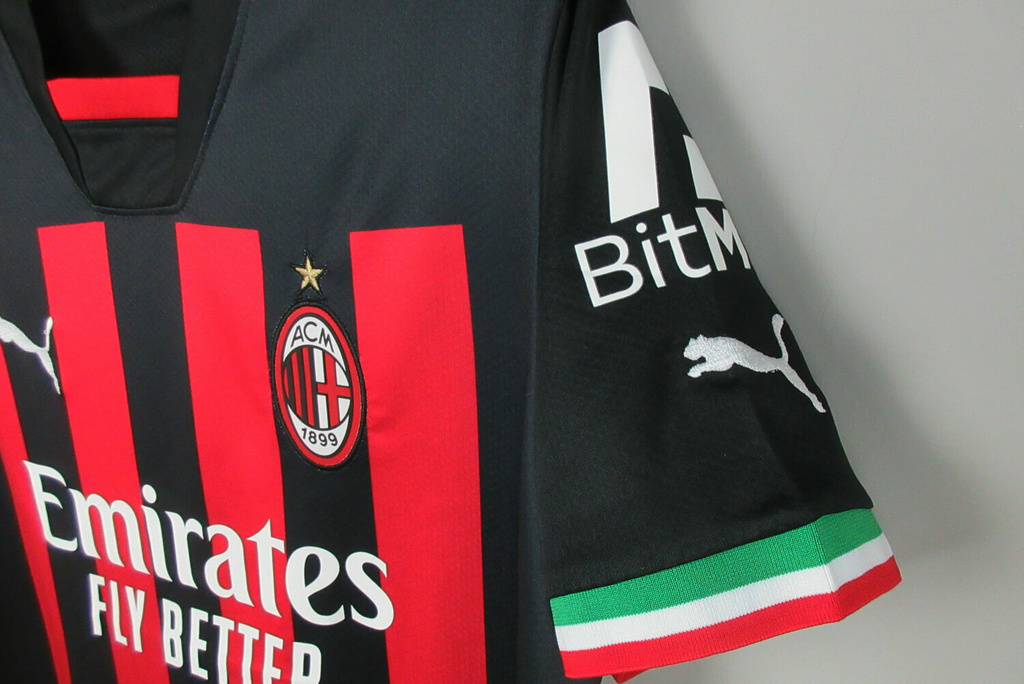 CAMISA AC MILAN HOME 22/23 TORCEDOR-PUMA-MASCULINA-PRETA/VERMELHO