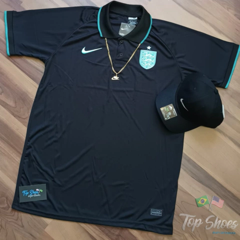 Kit Nova Camisa Gola Polo Preta da Inglaterra + Boné Nike Preto Cordão e  Pingente Brinde!