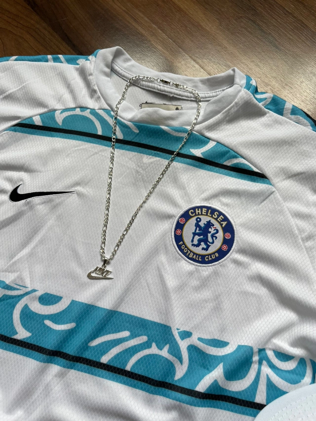 Kit Camisa Chelsea Branca Com Listras Azul BB C/ Boné Nike Branco Cordão &  Pingente Brinde!