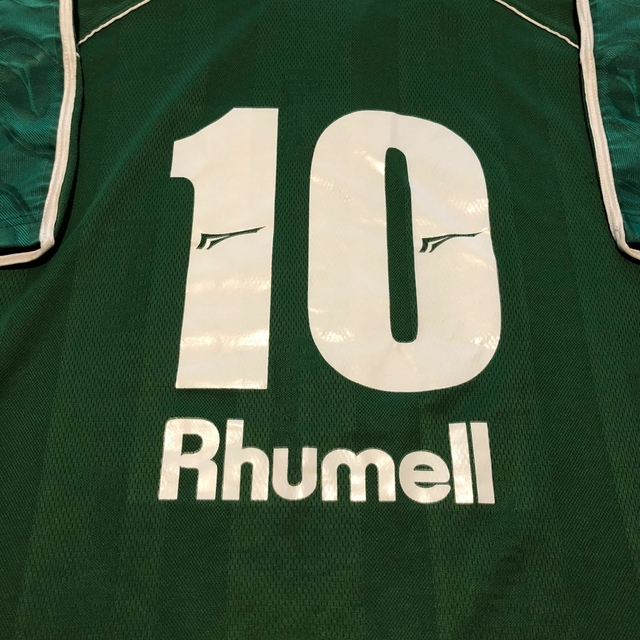 Un joueur de Palmeiras en pleine action, illustrant la combativité et la détermination de l'équipe lors des matchs du Brasileirão 2001