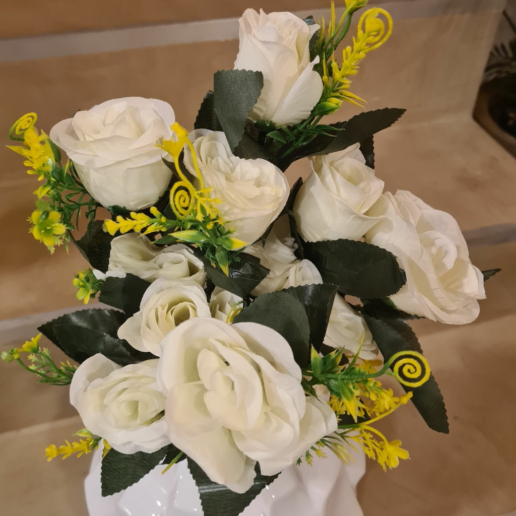 Ramo rosas rococo blancas con flores amarillas 45cm