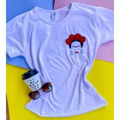 Blusa Camiseta feminina Frida Kahlo bordada -T-shirt unissex