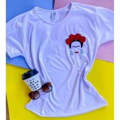 Blusa Camiseta feminina Frida Kahlo bordada -T-shirt unissex