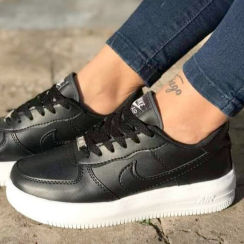 NK Airforce Negra con Suela Blanca - SP Sneakers