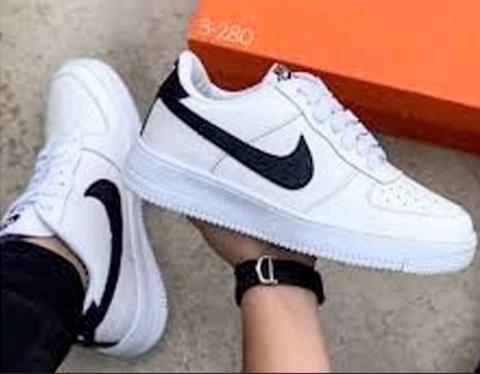 NK Airforce Negra con Suela Blanca - SP Sneakers