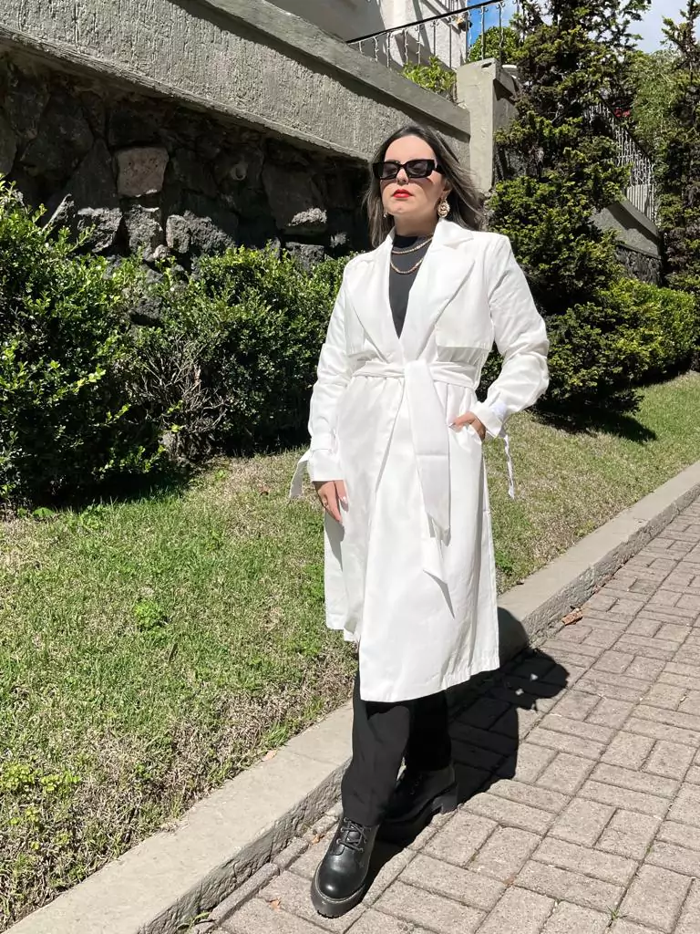 Casaco branco trench coat alongado sem botão com cinto de tecido