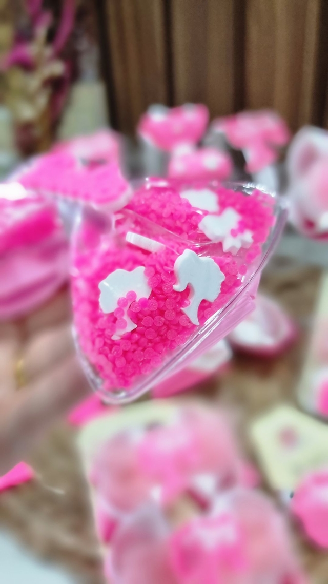  Silhueta de boneca e mini lacinhos compõe os detalhes desse laço.