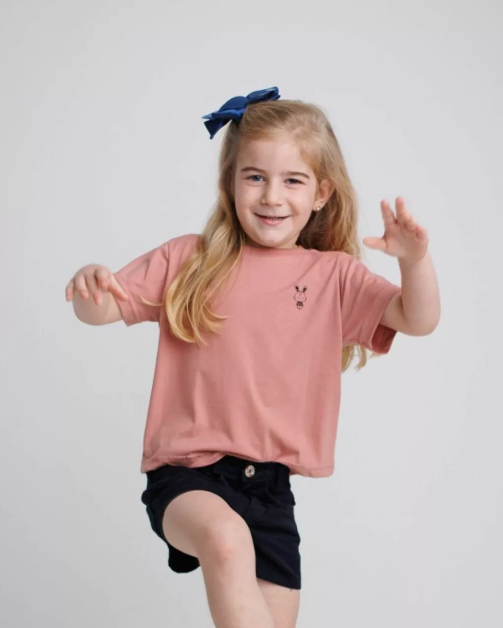 Kit Cropped Infantil de Malha com Short Jeans Infantil para Menina
