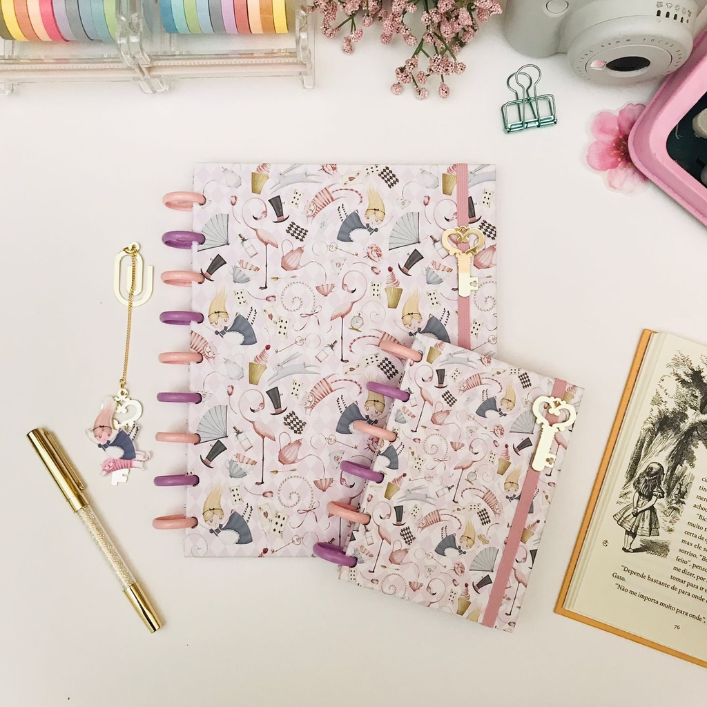 Caderno Kawaii com desenho fofo e páginas coloridas, agenda