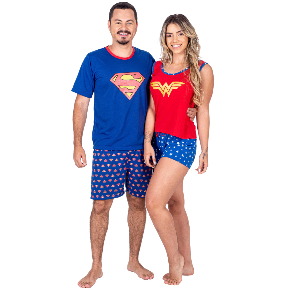 2 Pijamas Adultos Curtos Casal Super Herói Mulher Maravilha Super Homem