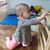 bebé parándose con ayuda del cubo de madera Pikler Montessori