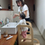 beba usando la torre de aprendizaje para lavarse las manos