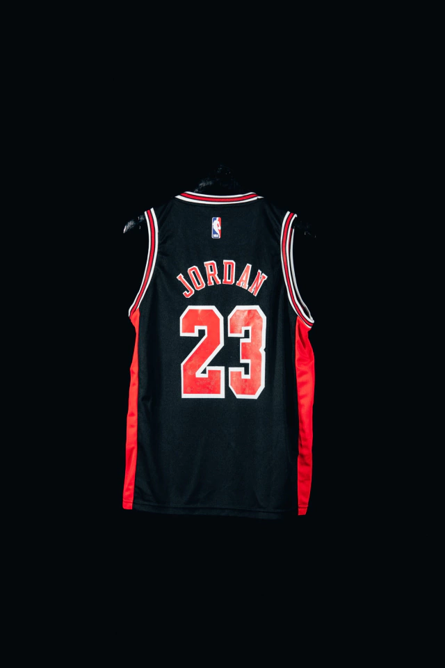 Geometría Mirar Sonrisa Camiseta Chicago Bulls "Chicago" Jordan (23) Negra Franja Roja