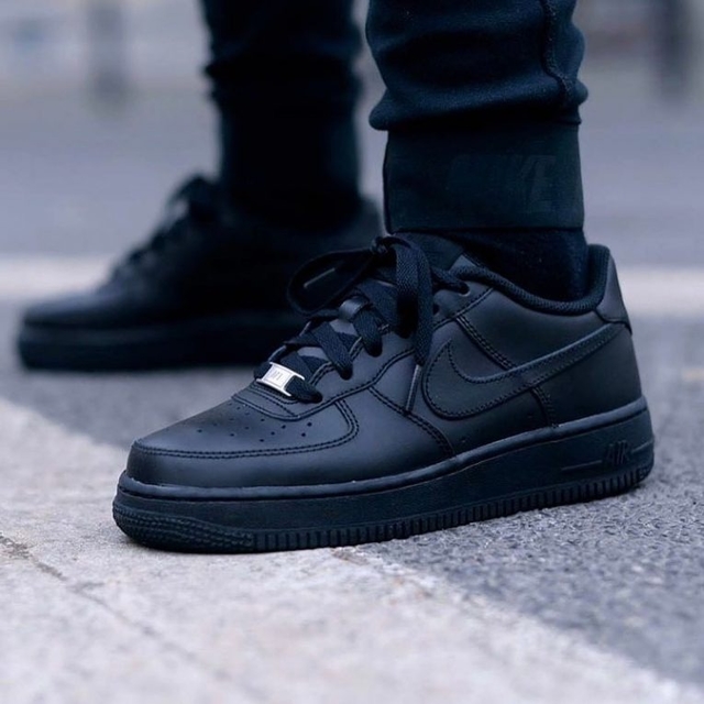 ZAPATILLAS NIKE AIR FORCE "NEGRAS" - TORONTO