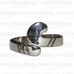 Anillo de plata con forma de palo de hockey sobre césped