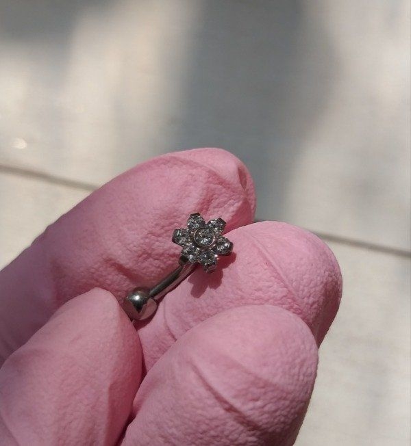 Piercing ombligo con flor superior de cristales swarovski