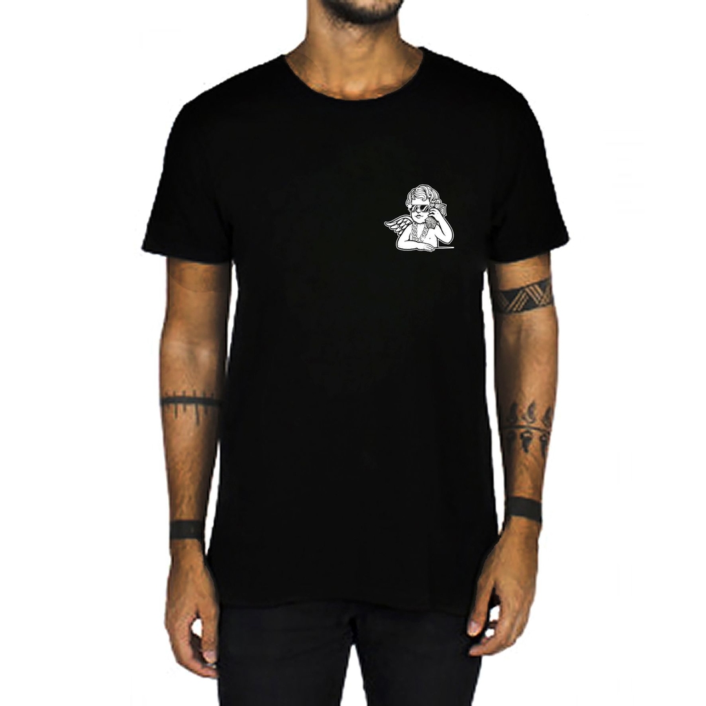 Anjo de anime em preto e branco em design de tatuagem de roupas