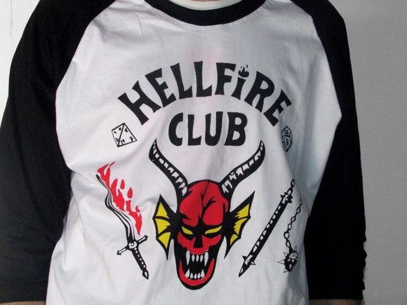 Camiseta Raglan Hellfire 27 Club tamanho adulto na cor branca com