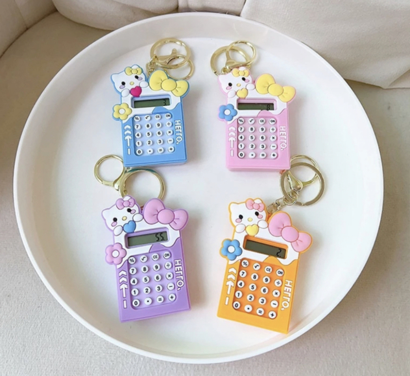 Chaveiro Mini Calculadora + Joguinho Hello Kitty Sanrio - Choily