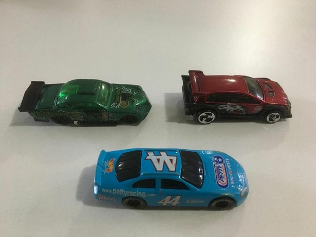 3 Carrinhos Hot Wheels (2) e 1 sem marca, de corrida ou competição, bem  bacanas. Lote!