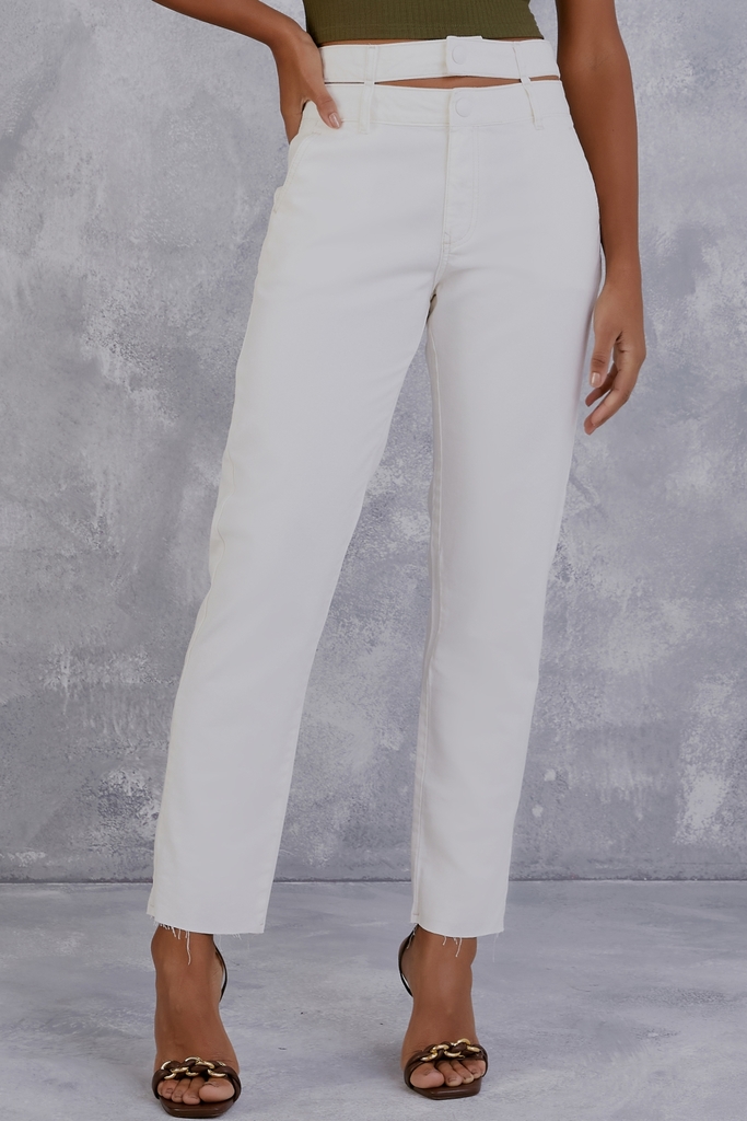 Calça jeans mom off-white com cós duplo
