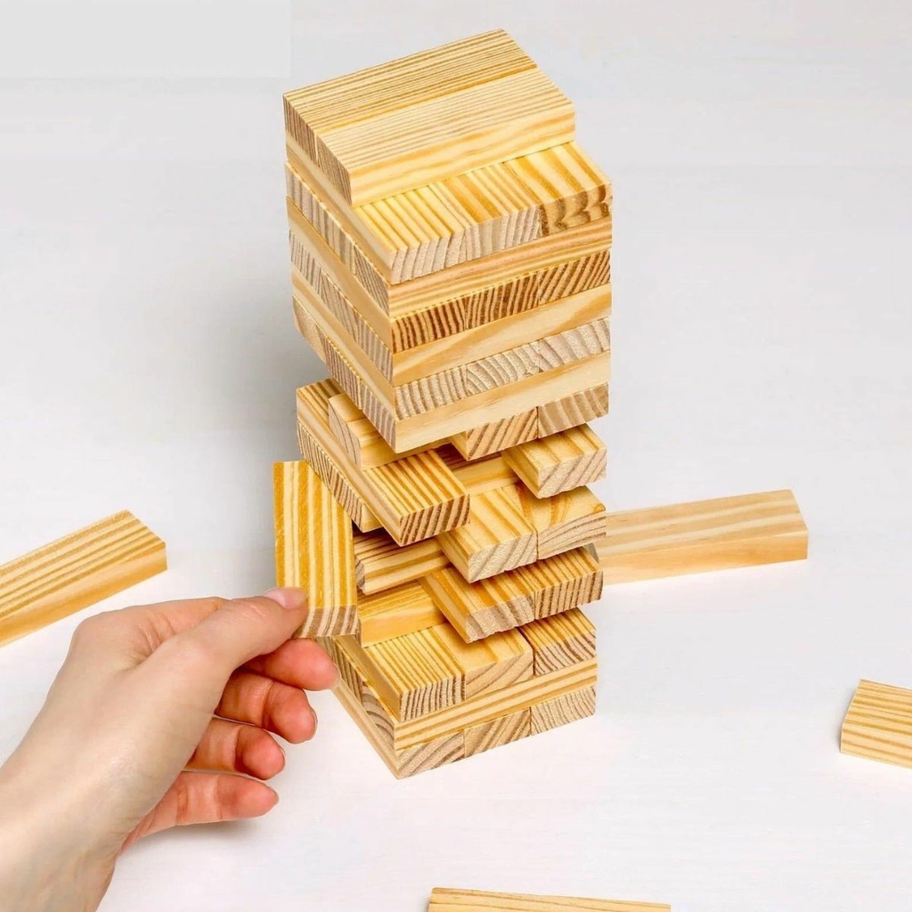 O Jenga Dos Jogos Dos Amigos Em Casa, a Torre Caiu Imagem de Stock