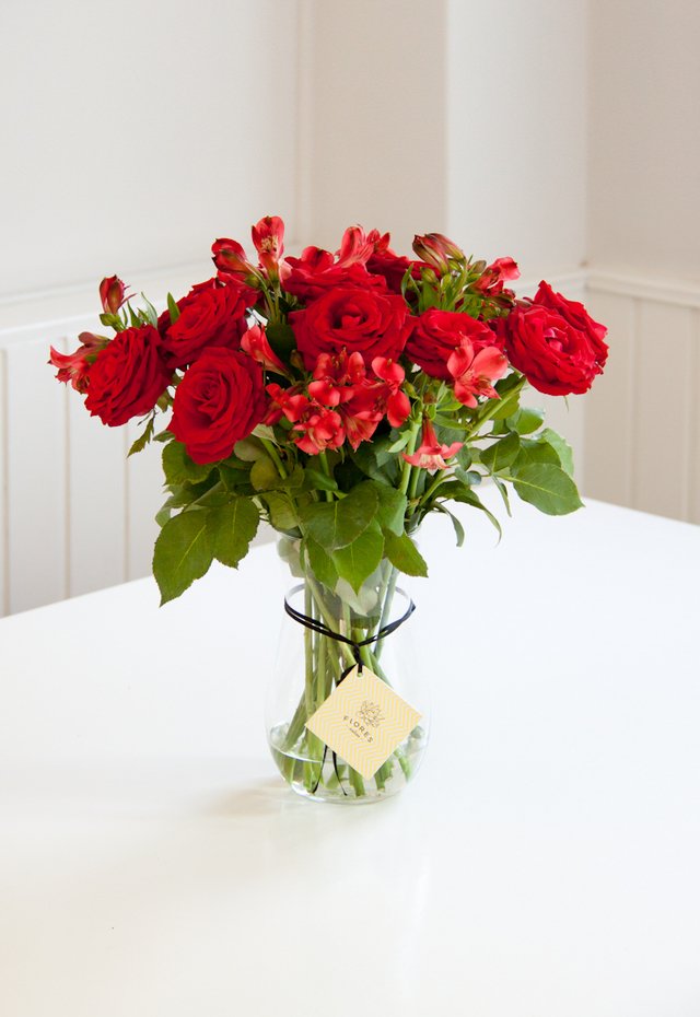 a106-rosas rojas con alstroemerias rojas - comprar online