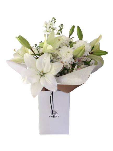 Arreglo con lilium y mix de flores blancas