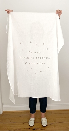 Imagen de Manta XL de gasa de algodón con estampa Te Amo Hasta El Infinito