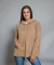 Sweater con capucha tiene 140 cm de contorno de busto y 62 cm de largo
