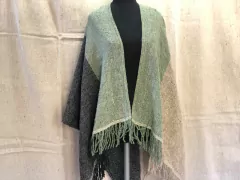 Ruana de lana clásica - verde, negro y arpillera