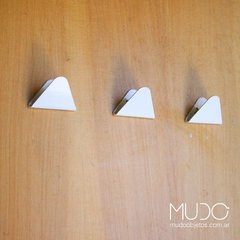 perchitas triangulares metalicas mudo objetos diseño decoracion perchas perchero