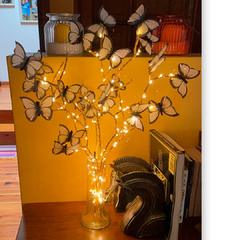 Mariposas en flor: Blanco y Dorado con florero de vidrio.