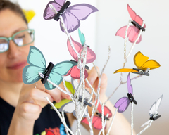 Imagen de Mariposas en flor Multicolor CON LUZ y florero de vidrio