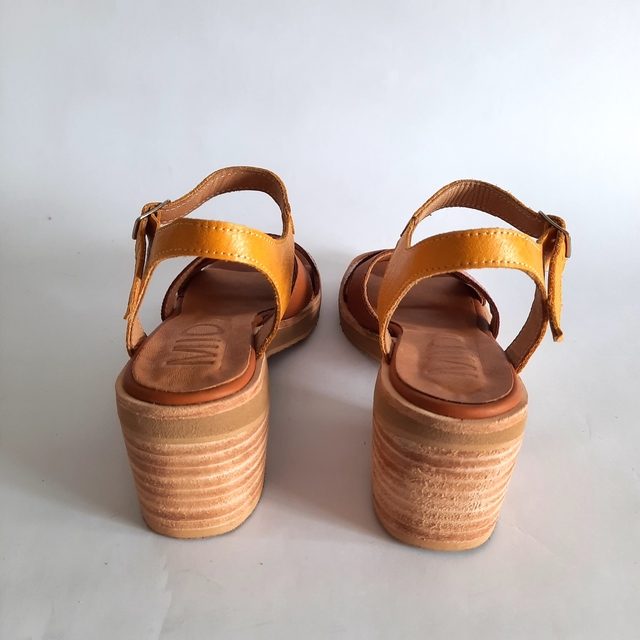 Sandalia color suela, naranja y mostaza