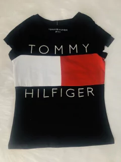 Camiseta Tommy Hilfiger Preta - TH612 - Tamanho 7 anos