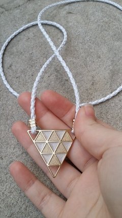 Colar Triforce-Triângulo Branco e Ouro - comprar online