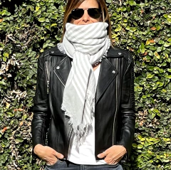 BUFANDON IRIS > GRIS CLARO / cuadrado - comprar online