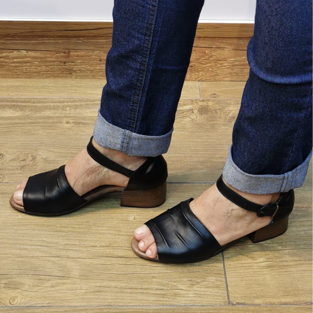 Sandália Feminina Salto Baixo em Couro SamPés 276