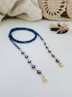 Sujeta tapabocas "Ojitos Azules" en internet