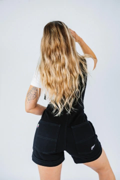 JARDINERO CORTO BLACK ON BLACK en internet