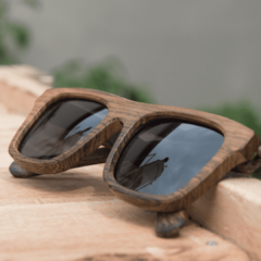 anteojos de sol de madera de forma rectangular modelo Berna marca Nómade vista perfil