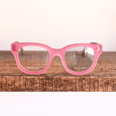 anteojos de madera (patillas) y acetato color rosa brillante traslucido  (frente)  para colocar lentes de aumento mujer marca Nomade