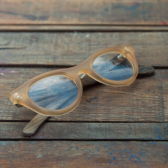 anteojos de madera (patillas) y acetato (frente) para colocar lentes de aumento modelo Niza. Marca Nómade